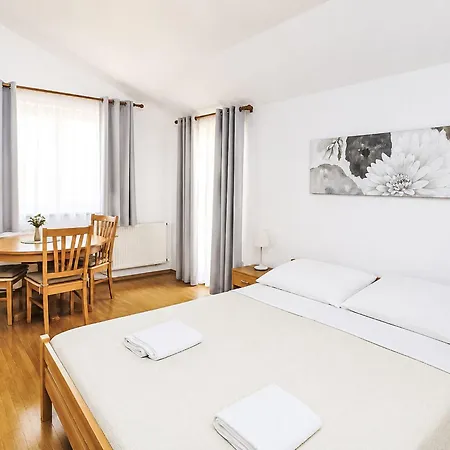 Appartement Ein Im Zweirosen By Interhome